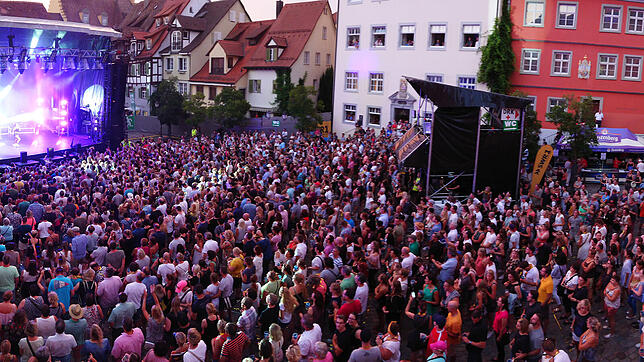 Der Meersburger Schlossplatz mit 2000 Besuchern beim Meersburg Open Air mit Glasperlenspiel auf der Bühne &ndash; das war 2018.