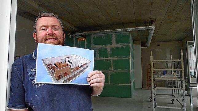Mike Dilnot Anfang Juni im Eingangsbereich zur „Minibar“, die damals noch eine Baustelle war.