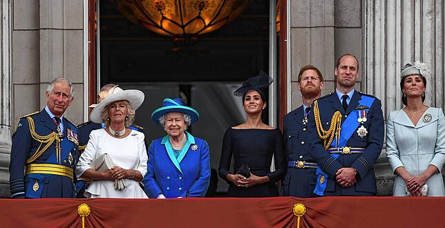 Der britische Thronfolger Prinz Charles (l-r), Herzogin Camilla, die britische Königin Elizabeth II, Herzogin Meghan, Prinz Harry, Prinz ...