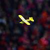 Ein Modellflugzeug fliegt durch das Stadion. Fans des SC Freiburg protestieren gegen den von der Deutschen Fußball Liga (DFL) ...