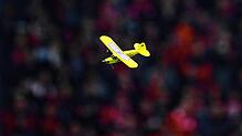 Ein Modellflugzeug fliegt durch das Stadion. Fans des SC Freiburg protestieren gegen den von der Deutschen Fußball Liga (DFL) ...