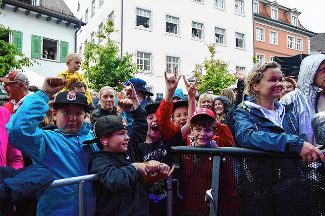 Bild 4: Die Fäaschtbänkler machen den Schlossplatz zum Partyplaneten – Teil 1