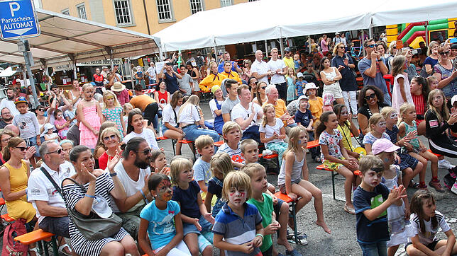 Das Konstanzer Weinfest lockte Tausende Besucher auf den Stephansplatz, die das Bühnenprogramm genossen. Die Zeiten der drängenden Enge ...