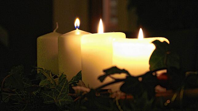 Ein Adventskranz gehört in vielen Haushalten zur Vorweihnachtszeit dazu &ndash; aufgrund der offenen Flammen heißt es aber: Vorsicht ...