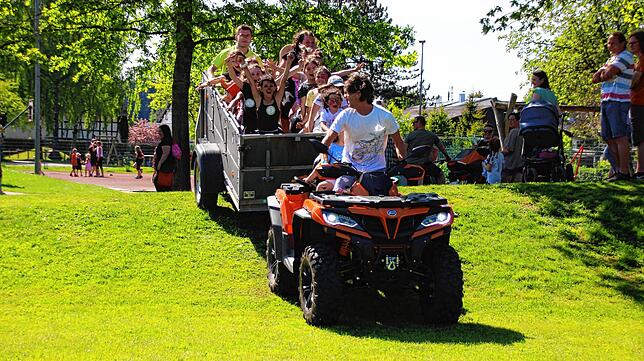 Viel Spaß hatten die Fahrgäste bei den Rundfahrten mit dem TSV-Zügle, das Michael Vochazer mit dem neuen TSV-Quad zog. Besonders die ...