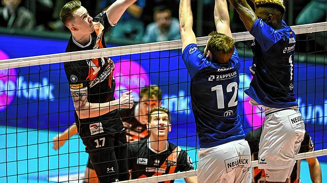 Berlins Marek Sotola (l) in Aktion gegen Friedrichshafens Jan Fornal (M) und Friedrichshafens José Israel Masso Alvarez (r).