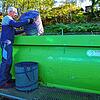 Arnold Weisser aus St. Georgen kippt seine Grüngutabfälle in den noch leeren Behälter auf dem Recyclinghof. Die Stufe, auf der er steht, ...