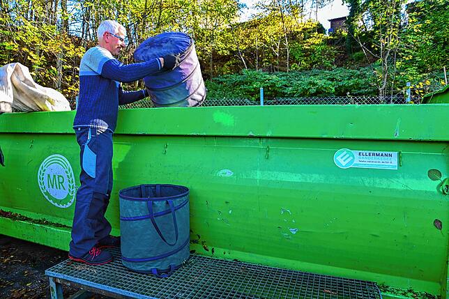 Arnold Weisser aus St. Georgen kippt seine Grüngutabfälle in den noch leeren Behälter auf dem Recyclinghof. Die Stufe, auf der er steht, ...