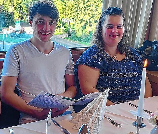 Der heute 23-Jährige liebt seine Schwester, die Autistin ist. Hier feiern sie den Hochzeitstag der Eltern im Restaurant.