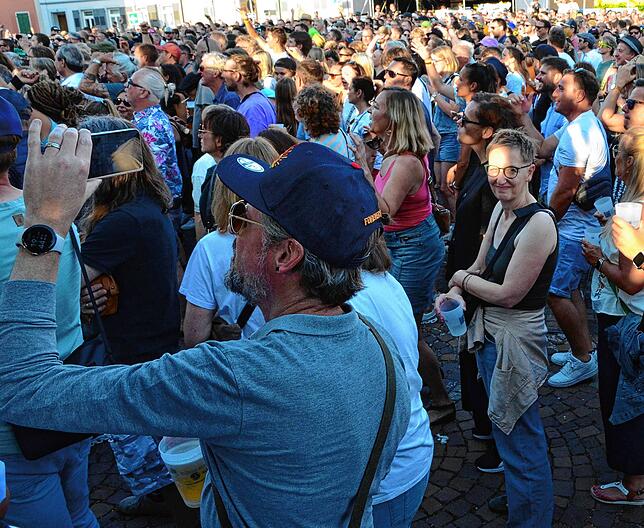 Bild 12: Gute Stimmung beim dritten Konzertabend des Markdorf Open-Air 2025