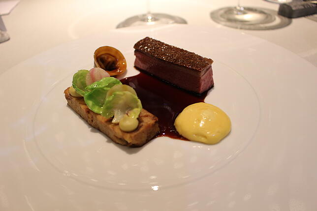 Challans Ente: gebratene und glasierte Entenbrust aus Challans, Entenjus mit Thymian aromatisiert, Sauce Hollandaise mit Orange, Raviolo ...