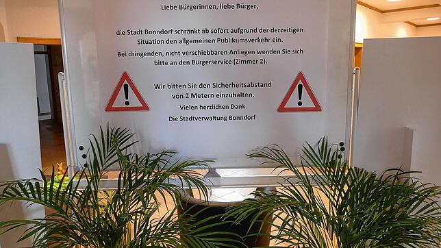 Vor dieser &bdquo;Wand&ldquo; stehen derzeit Besucher des Rathauses. In dringenden Fällen ist der Bürgerservice aber gewährleistet.