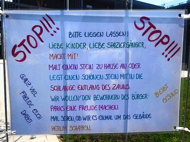 Ein Aufruf zum Mitmachen. Das Ziel: bunte Steine rund um das Gebäude.