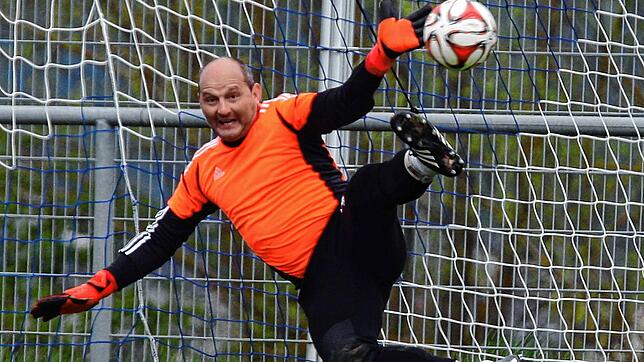 Alter schützt vor Glanzparaden nicht: Der fast 59-jährige Markus Erath stand im ersten Saisonspiel des SSC Donaueschingen gegen die SG ...