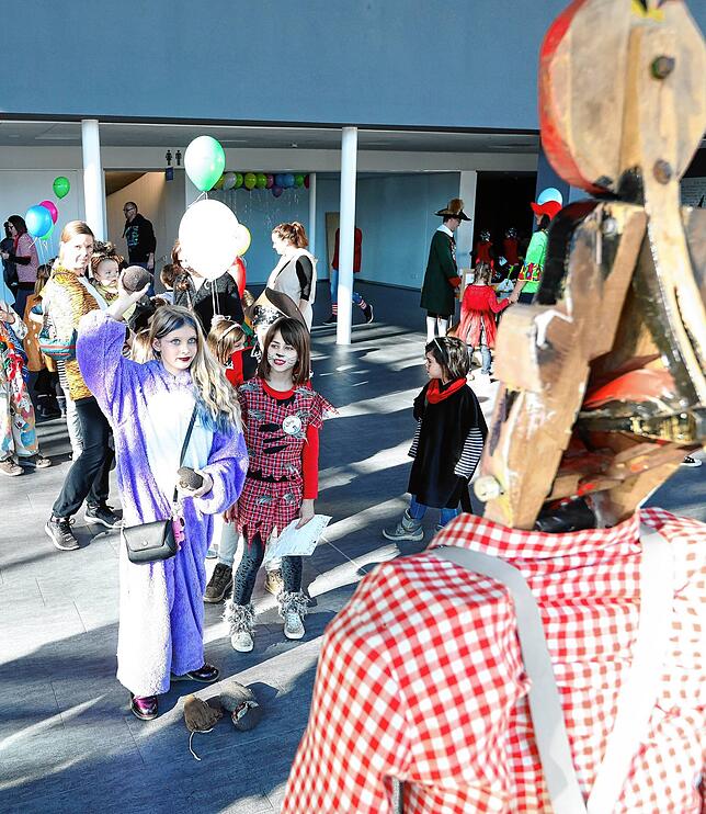Hier gilt es, den Holzapfel auf dem Kopf der Narrenfigur mit einem Stoffball zu treffen.