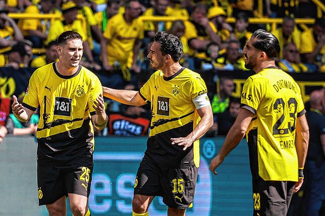 Borussia Dortmund‘s Niklas Süle (l), Borussia Dortmund‘s Mats Hummels (M), und Borussia Dortmund‘s Emre Can nach dem ...