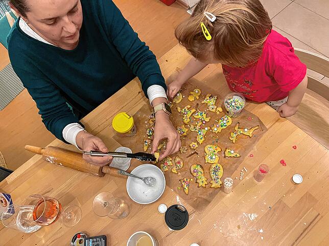 Anna-Maria Schneider beim Plätzchenbacken mit Patenkind Nora.