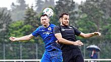 Der SV TuS Immendingen (Lutz Neumann, links) hat sich mit einem späten Treffer zum 1:0 bei der SG Dauchingen/Weilersbach (Benedikt ...