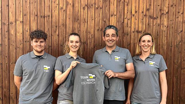 Neuer Name, neues T-Shirt (von links): Jonas Obrist, Marion Obrist, Andreas Gamp und Alexandra Lehmann. Foto: Julia Ebner