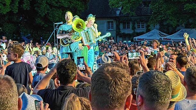 Zwischendurch begaben sich die Musiker mitten unter das Publikum. Die Fäaschtbänkler erfüllten zum Abschluss der Salem Open Airs alle ...