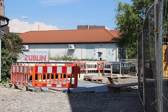Baustelle am Ende der Sedanstraße im Sommer 2018. Von hier aus soll in Kürze die neue Brücke über die Eckenerstraße führen. (Archivbild)