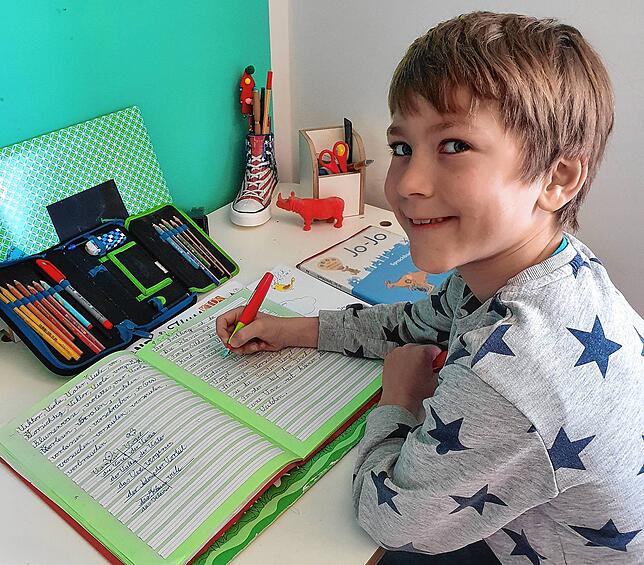 Theo Gomolla hat keine Schwierigkeiten mit den Aufgaben, die er von seiner Lehrerin aus der Bruderhofschule als Paket zugestellt ...
