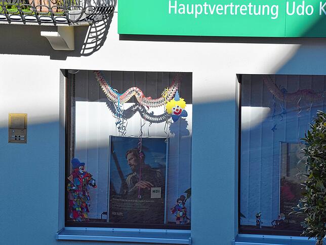 Fasnachtsschmuck im Versicherungsbüro an der Kirchhalde.