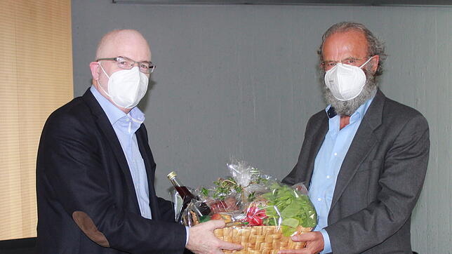 In der Sitzung des Abwasserzweckverbands verabschiedet Stockachs Bürgermeister Rainer Stolz (links) Bernhard Volk mit viel Lob und einem ...
