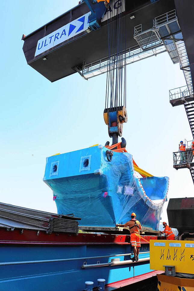 Am Basler Auhafen wird der Stator vom Frachtschiff gehoben.