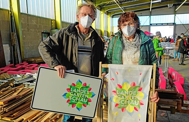 Joachim und Sieglinde Löchle aus Herdwangen sind fündig geworden: Ein Schild für den eigenen Parkplatz als Erinnerungsstück und einen ...