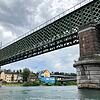 Verbindungen über den Fluss: Die Rheinbrücken zwischen Waldshut und Koblenz (Eisenbahnbrücke vorn und Autobrücke hinten) am ...