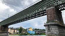 Verbindungen über den Fluss: Die Rheinbrücken zwischen Waldshut und Koblenz (Eisenbahnbrücke vorn und Autobrücke hinten) am ...