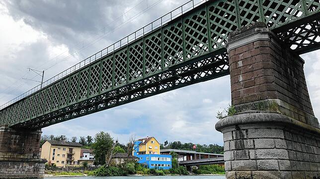 Verbindungen über den Fluss: Die Rheinbrücken zwischen Waldshut und Koblenz (Eisenbahnbrücke vorn und Autobrücke hinten) am ...