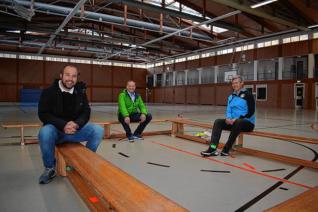 Während der Corona-Pandemie war die Sommertalhalle in Meersburg für den Vereinssport geschlossen (von links): Thomas Hausberger ...