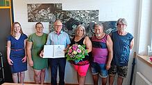 Glückwunsch (von links): Franziska Sackmann, Dana Köpfler und Bürgermeister Manfred Weber gratulieren Annette Gampp zum 25-Jährigen bei ...