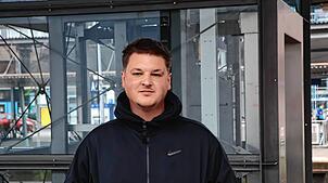 Kim-Adrian Haselbauer am Bahnhof Meckenbeuren. Er ist eingeschritten, als drei Personen auf eine vierte am Bahnhof Meckenbeuren ...