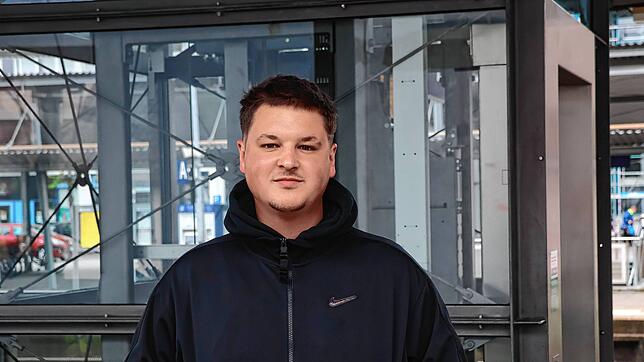 Kim-Adrian Haselbauer am Bahnhof Meckenbeuren. Er ist eingeschritten, als drei Personen auf eine vierte am Bahnhof Meckenbeuren ...