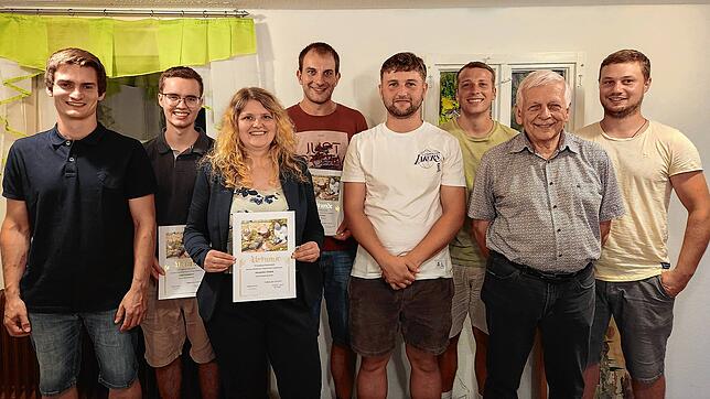 Vorsitzender Michael Nock (von links), die Geehrten Jonas Kammerer, Jaqueline Hettich und Michael Krämer (2. Schriftführer) sowie ...