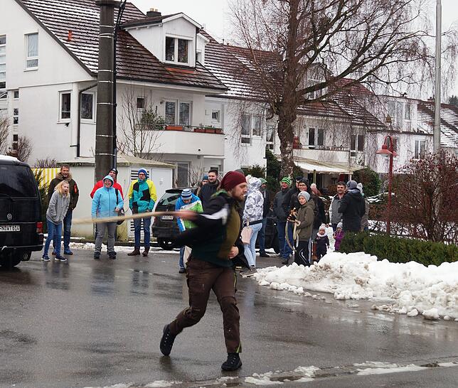 Auch in Stetten haben die Jungnarren der Hasle Maale am Dreikönigssonntag mit Peitschenschwingen die Fasnet eingeläutet.