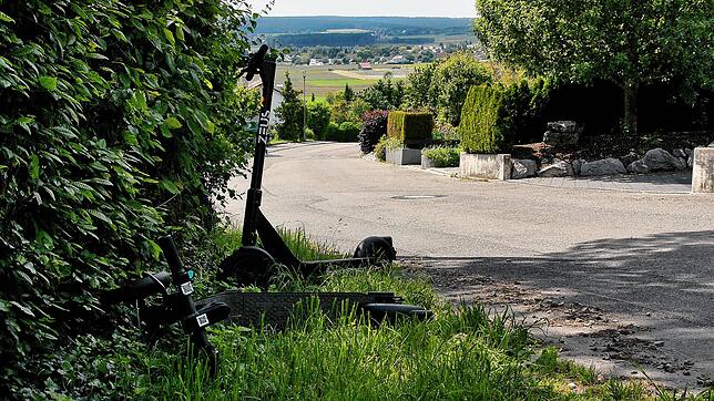 Parkplatz im Grünen: Diese beiden Elektroroller wurden in VS-Marbach Ecke Keltenweg und Kirschbaumstraße zwar nicht ordentlich ...