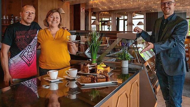 Sven und Claudia Burk (von links) wollen das Café Kurgarten in Kürze eröffnen. GZH-Leiter Matthias Klingler freut sich über die neuen ...