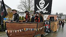 Jubiläumsumzug der Köhlerzunft in Thalheim: Das Piratenboot der Bachpiraten aus Ringgenbach.