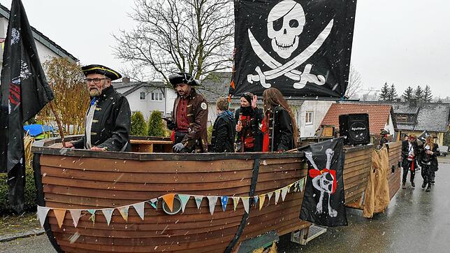 Jubiläumsumzug der Köhlerzunft in Thalheim: Das Piratenboot der Bachpiraten aus Ringgenbach.