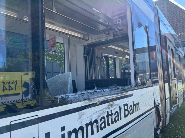 Fünf Fahrgäste sind verletzt.