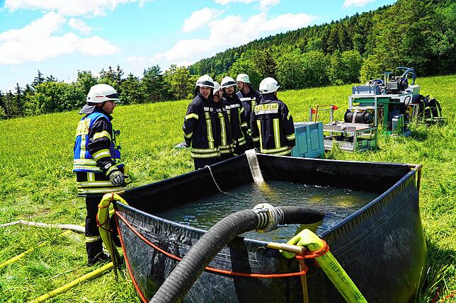 In der Übergabestation läuft das Wasser aus dem Espelsee mit dem Wasser, das die Landwirte herbei transportieren, zusammen und wird ...
