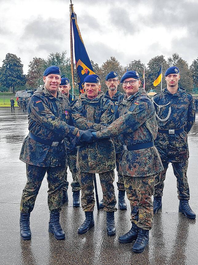 Die Protagonisten des Übergabeappells reichen sich die Hände (von links): Der scheidende Kommandeur, Oberstleutnant Kevin Freudenberger, ...
