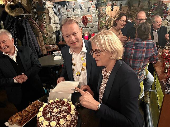 Wahlparty am Sonntagabend im Weinstein: Jan Zeitler und seine Frau Annette Stoll-Zeitler schneiden eine riesige ...