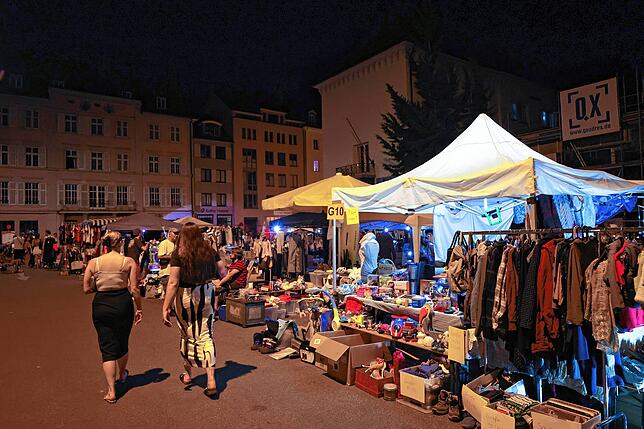 Bild 24: Bis tief in die Nacht stöbern die Trödel-Fans beim Konstanzer 24-Stunden-Flohmarkt