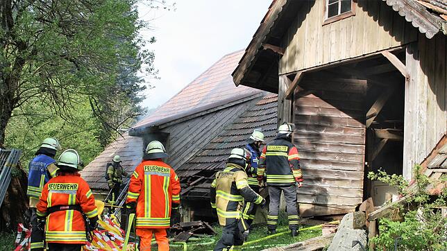 Zahlreiche Einsatzkräfte der Feuerwehren aus Todtmoos, Herrischried und Wehr waren bei einem Hausbrand in Todtmoos im Einsatz.