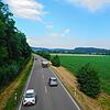 Umgehungsstraße von Dogern zwischen Kühlturm in Leibstadt und dem Lärmschutzwall, der den Ortskern sowie die Wohngebiete schützt. Das ...